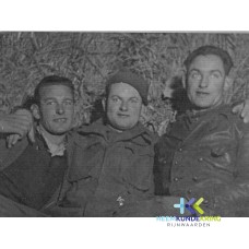 verd40 Ossenwaard 09-1944 Amerikaanse onderduikers op de boerderij van Stuyt aan de Eltenseweg vlnr Arie Stuyt- howard Matt- Wim Stuyt